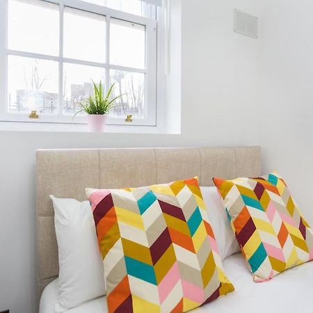 City Centre One Bedroom Apartment Next To Station, Newly Renovated London Exterior foto