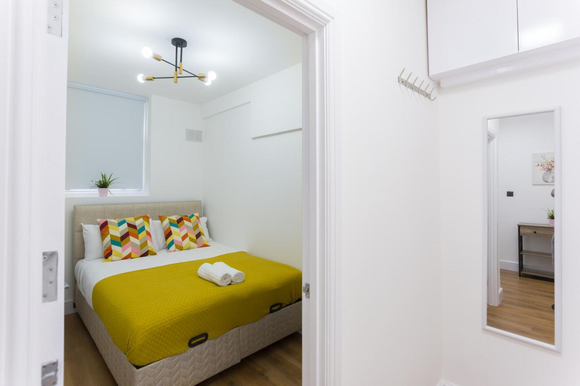 City Centre One Bedroom Apartment Next To Station, Newly Renovated London Exterior foto