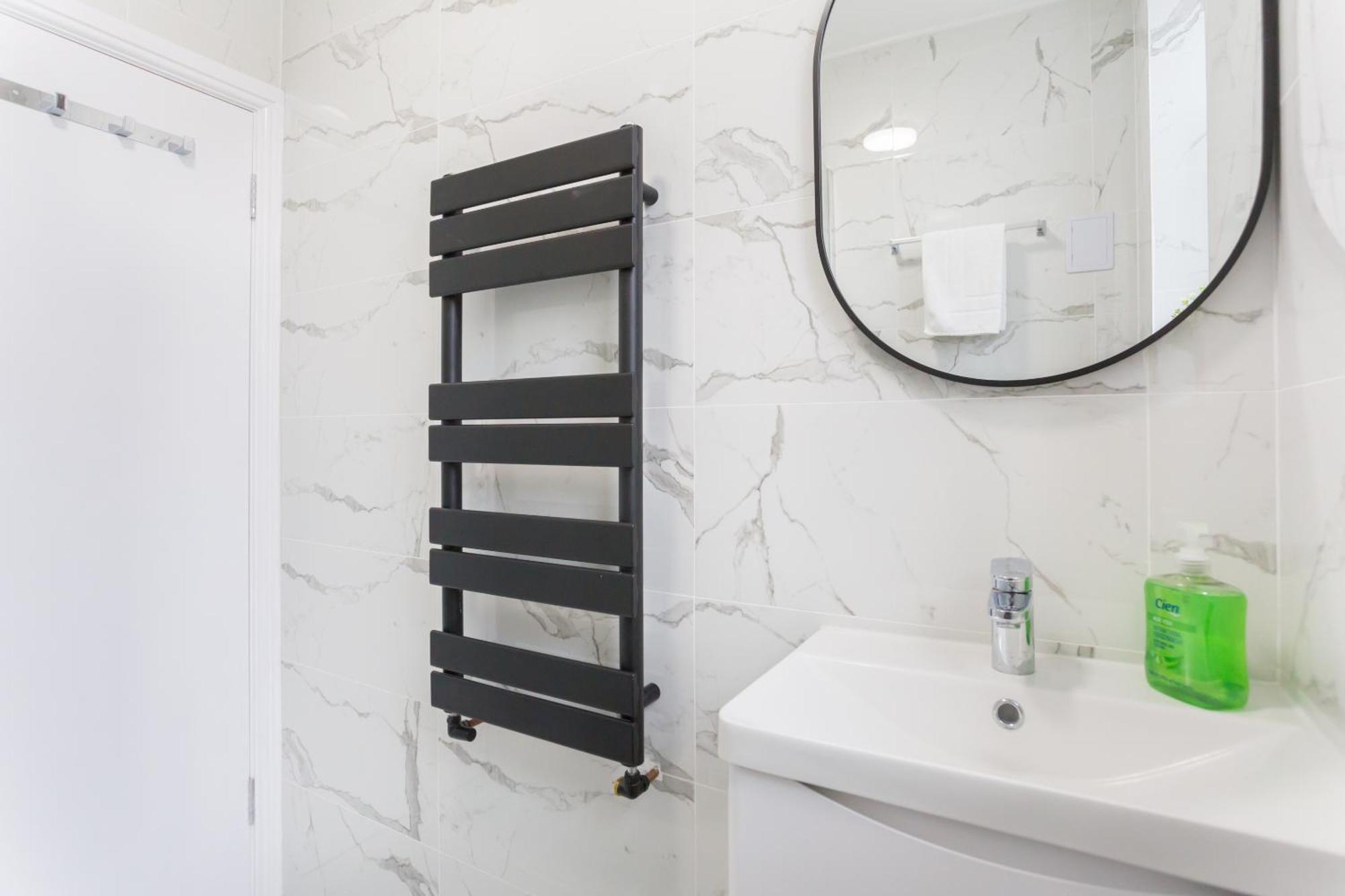City Centre One Bedroom Apartment Next To Station, Newly Renovated London Exterior foto