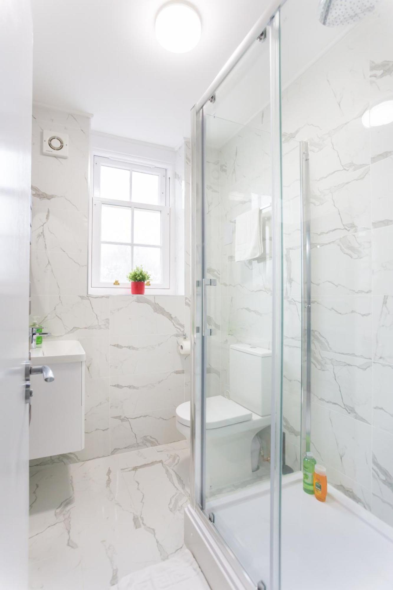City Centre One Bedroom Apartment Next To Station, Newly Renovated London Exterior foto