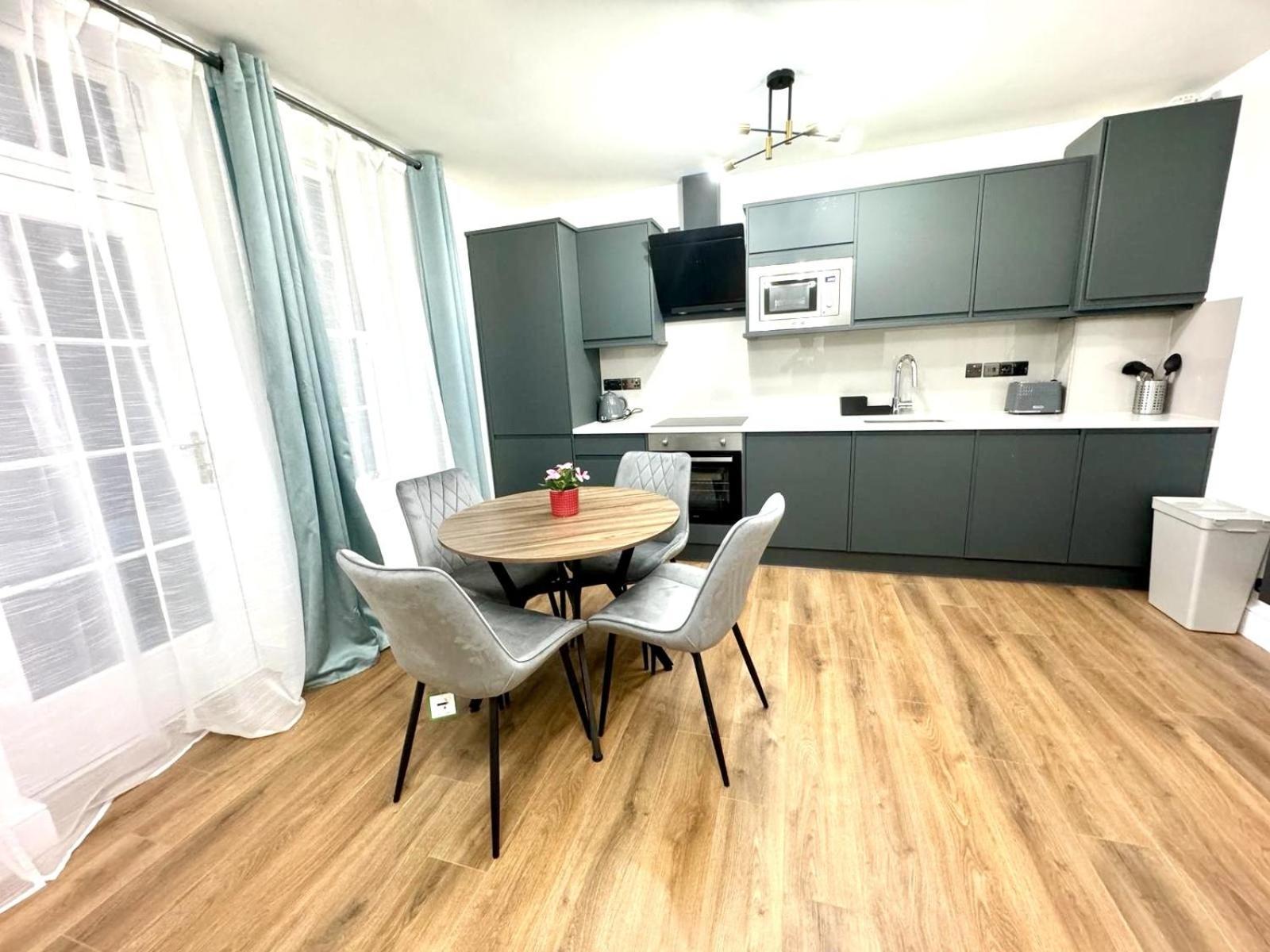 City Centre One Bedroom Apartment Next To Station, Newly Renovated London Exterior foto