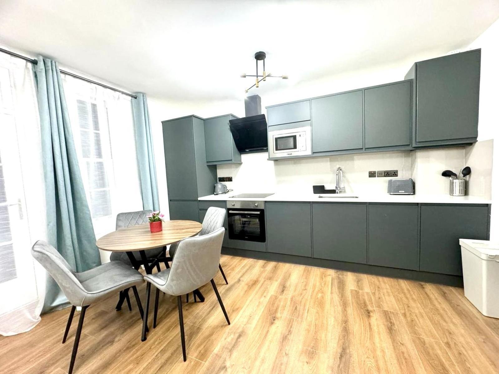 City Centre One Bedroom Apartment Next To Station, Newly Renovated London Exterior foto