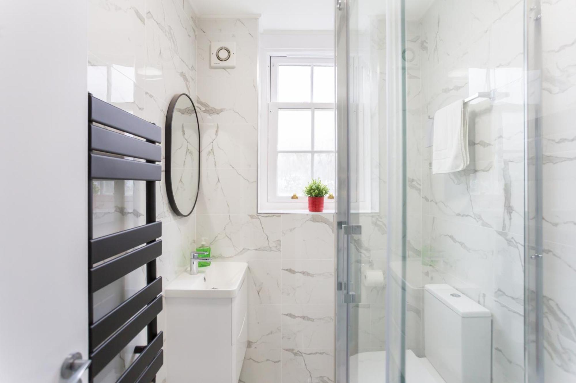 City Centre One Bedroom Apartment Next To Station, Newly Renovated London Exterior foto