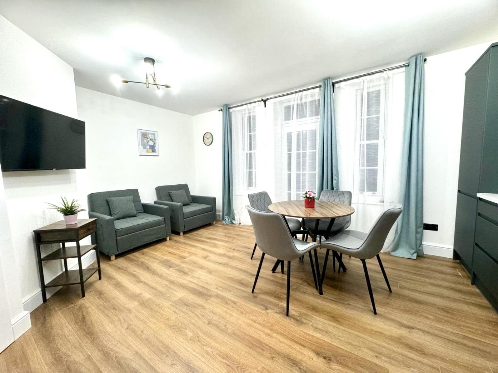 City Centre One Bedroom Apartment Next To Station, Newly Renovated London Exterior foto