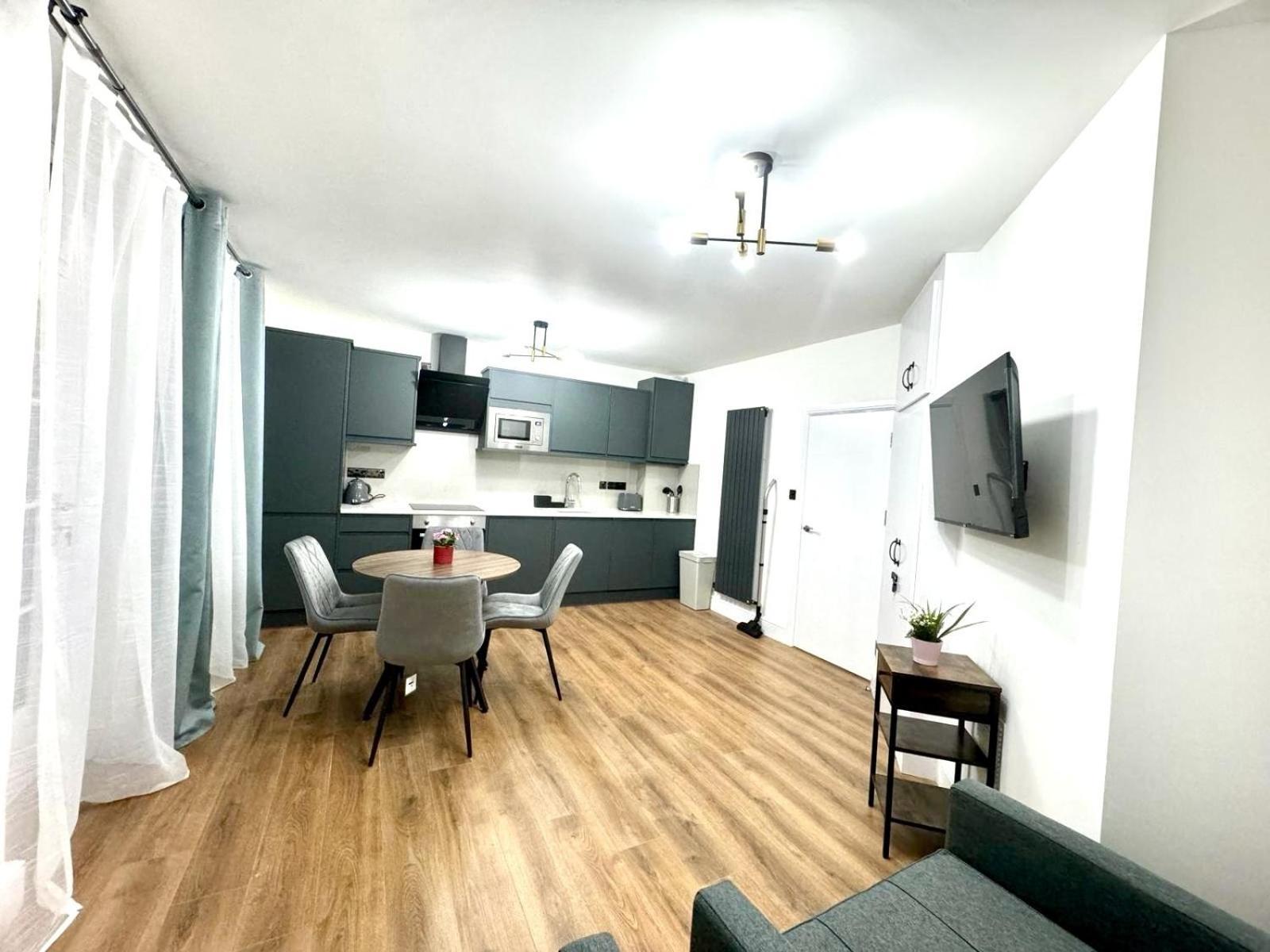 City Centre One Bedroom Apartment Next To Station, Newly Renovated London Exterior foto