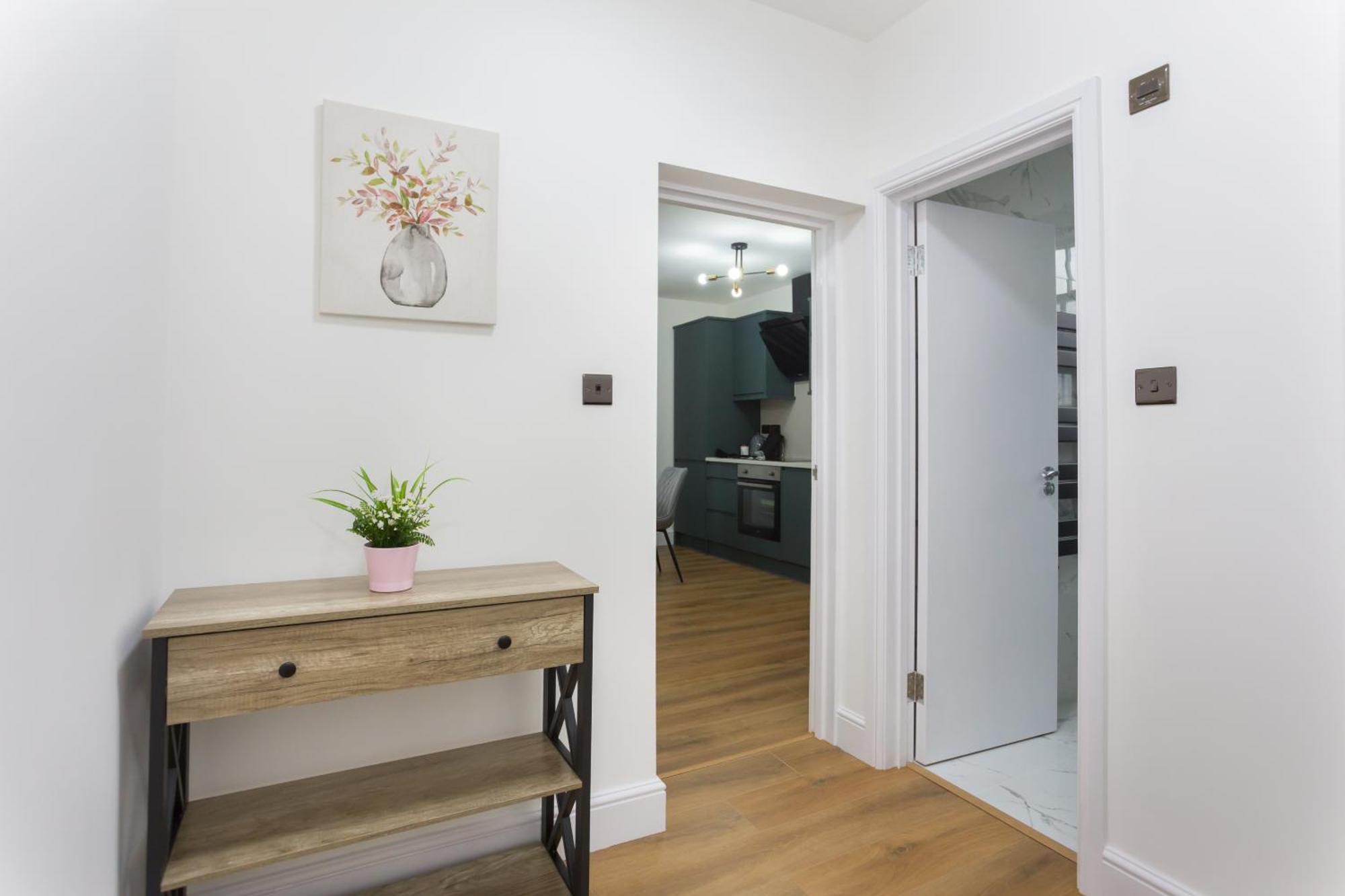 City Centre One Bedroom Apartment Next To Station, Newly Renovated London Exterior foto