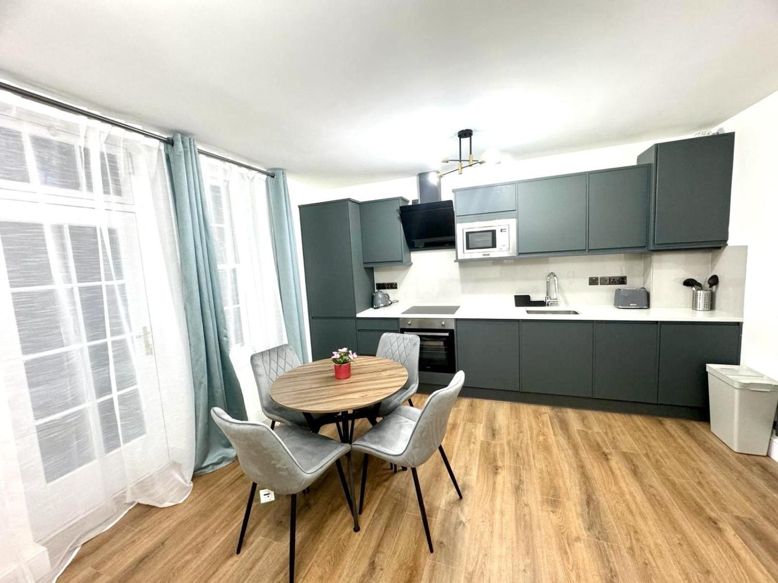 City Centre One Bedroom Apartment Next To Station, Newly Renovated London Exterior foto