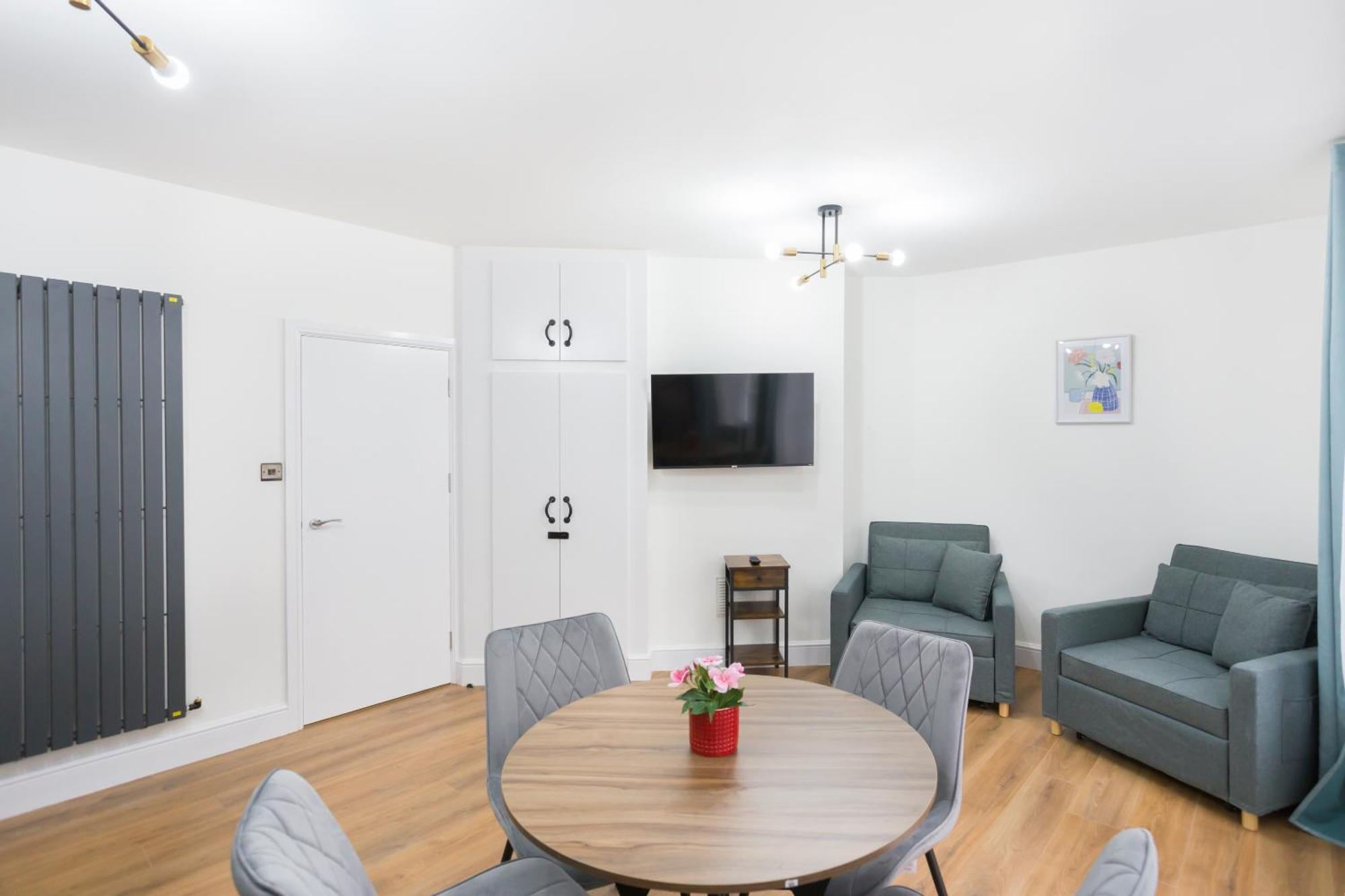 City Centre One Bedroom Apartment Next To Station, Newly Renovated London Exterior foto