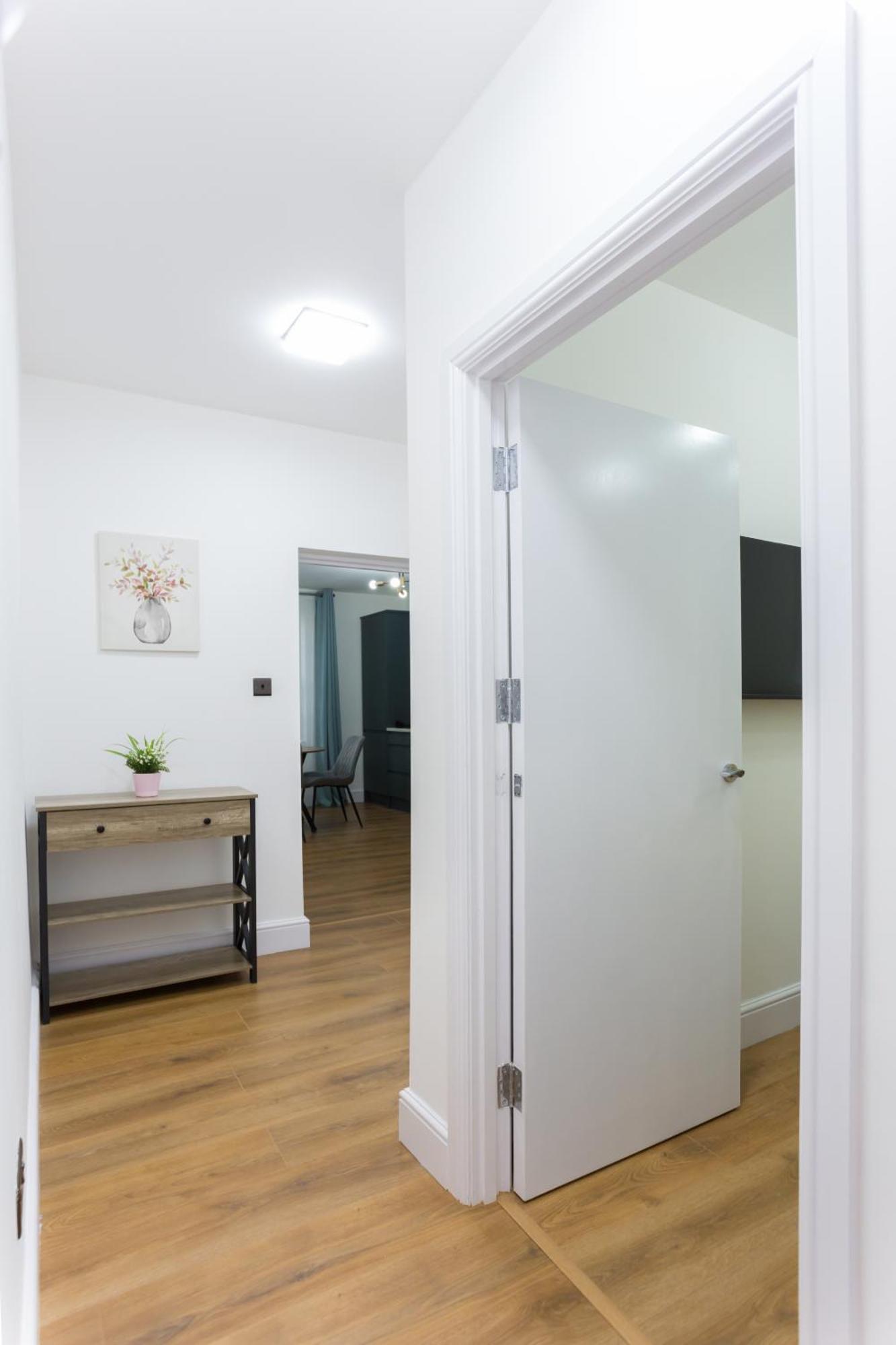 City Centre One Bedroom Apartment Next To Station, Newly Renovated London Exterior foto