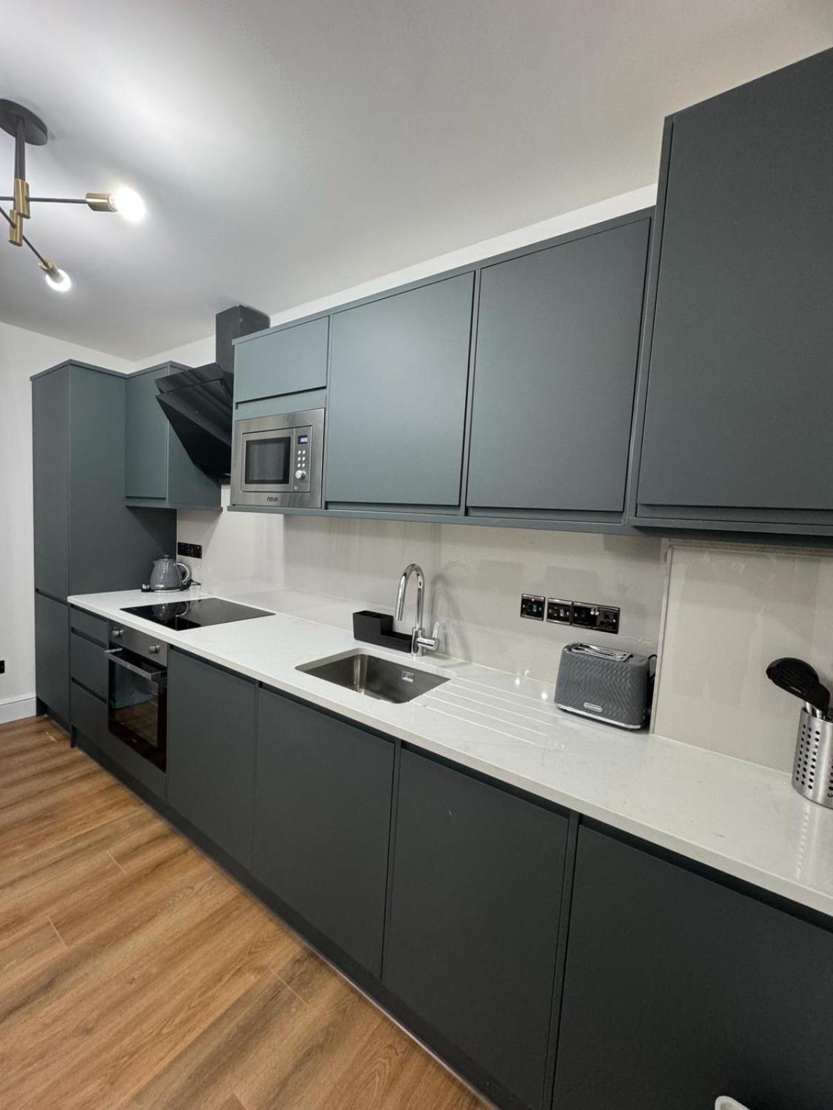 City Centre One Bedroom Apartment Next To Station, Newly Renovated London Exterior foto