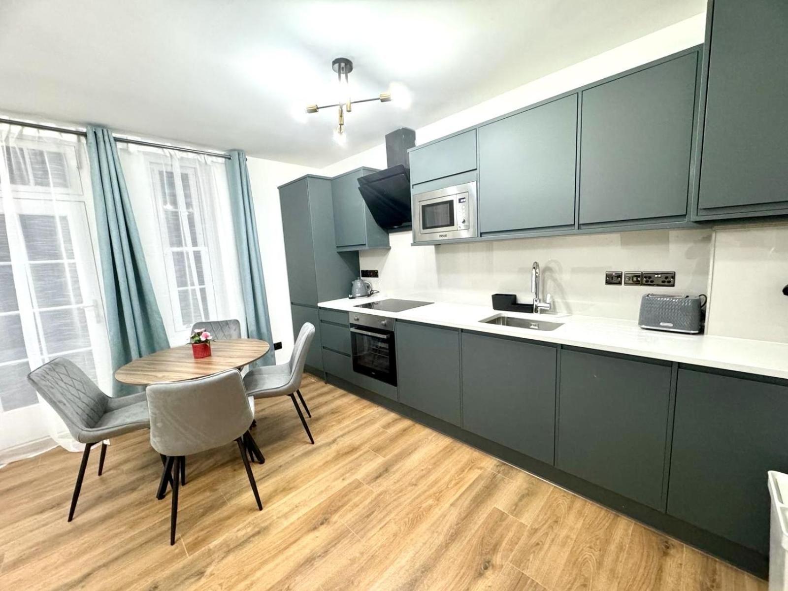 City Centre One Bedroom Apartment Next To Station, Newly Renovated London Exterior foto