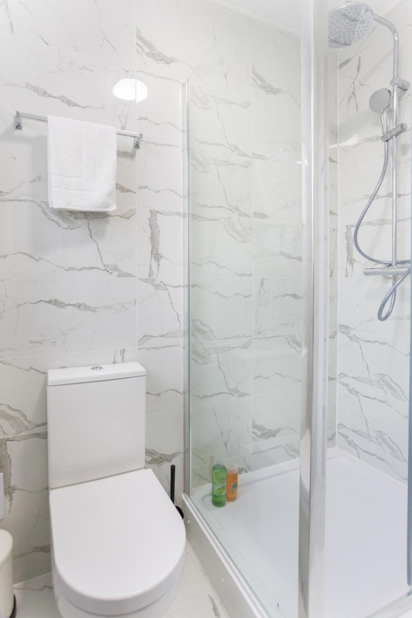 City Centre One Bedroom Apartment Next To Station, Newly Renovated London Exterior foto