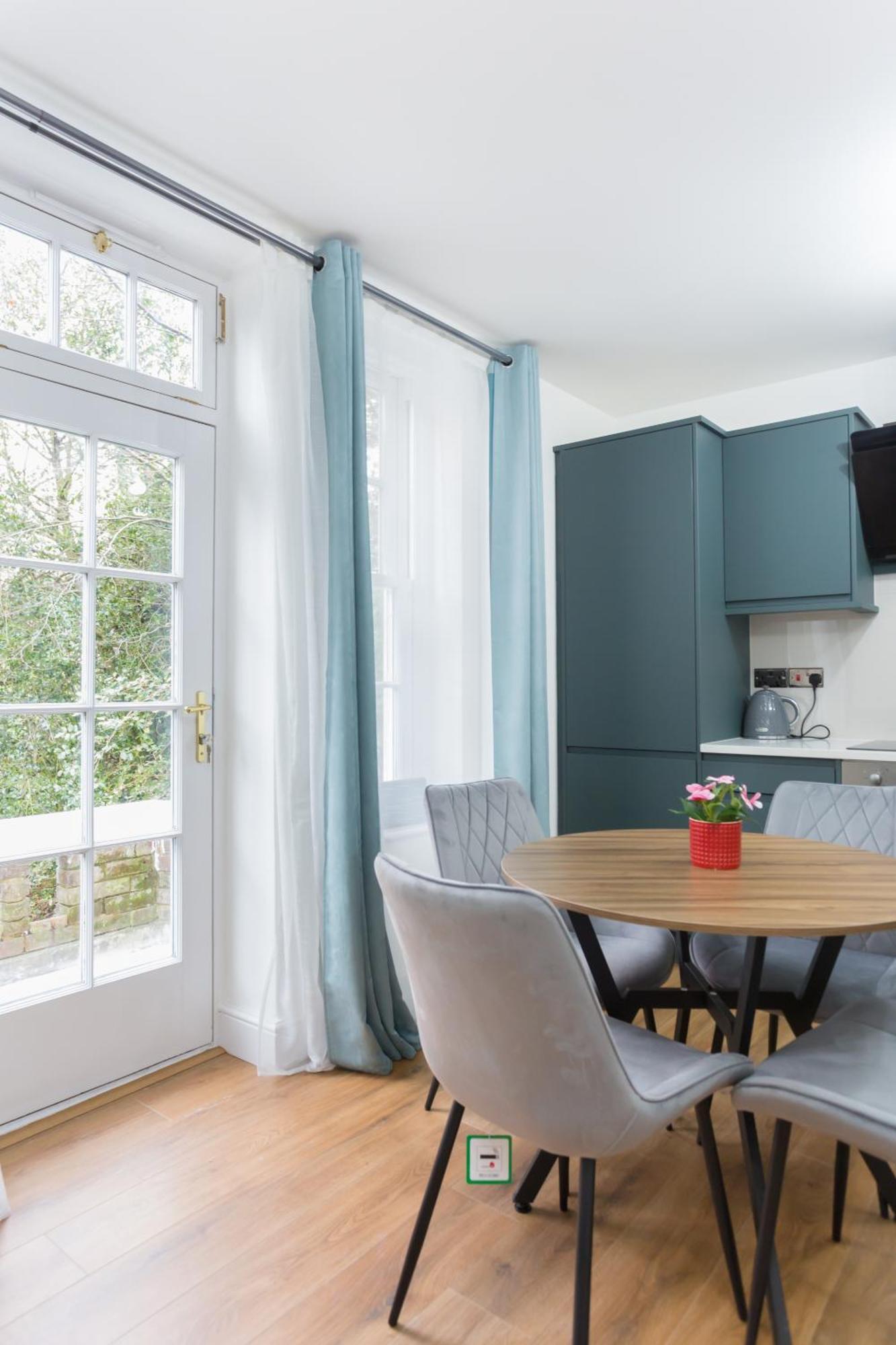 City Centre One Bedroom Apartment Next To Station, Newly Renovated London Exterior foto